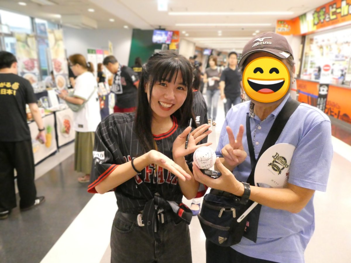 大家早安！　皆様も良い１日✨を
仕事は休み😊🍀
※7月・8月で3回もリンちゃんにお会いできた！！夢みた～い😄
①銚電まつり(神戸でサイン頂いた銚電Tシャツ👕着てます)
②万博で応援🚩😃団扇
③京セラで⚾サインボール
#リンリンブラウニー　#銚子電鉄アンバサダー　#リンリンと共に🍀
