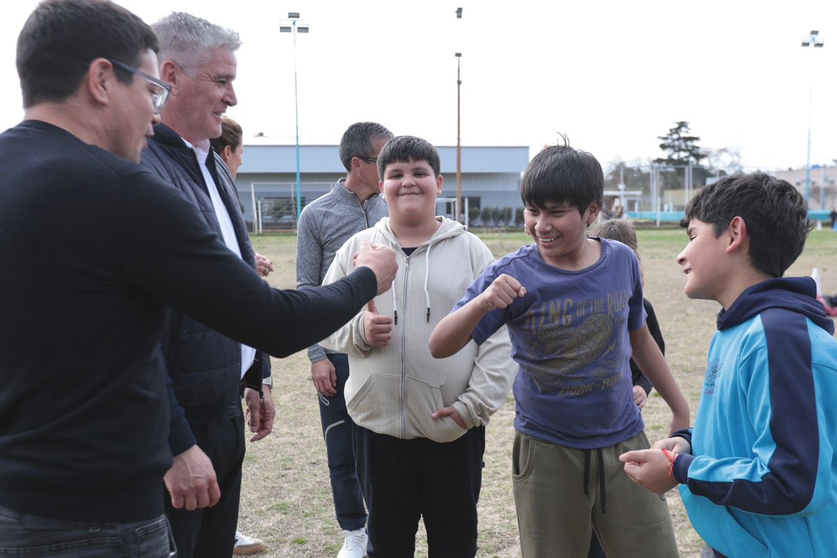 📍En Navarro, junto a Facundo Diz, y los vecinos y vecinas del municipio, recorrimos las instalaciones deportivas y 
participamos de la “Depormática, juegos que suman”, una propuesta destinada a estudiantes de 4° y 5° grado que, a través de distintas postas, celebró el juego, el