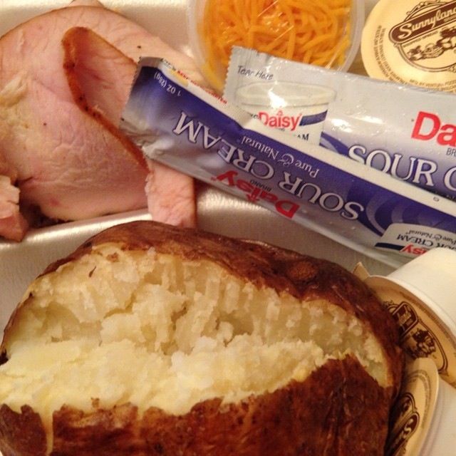 What's for Supper y'all?? We have Fresh Baked Potatoes up!! What's your fav? I LOVE the Smoked Turkey Potato myself! Delish!!
.
.
.
.
#newmarketbbq #alabamafood #albbqtrail #destinationbbq #weekenddestination #bakedpotatoes #brisketpotato #porkpotato #turkeypotato #chickenpotato