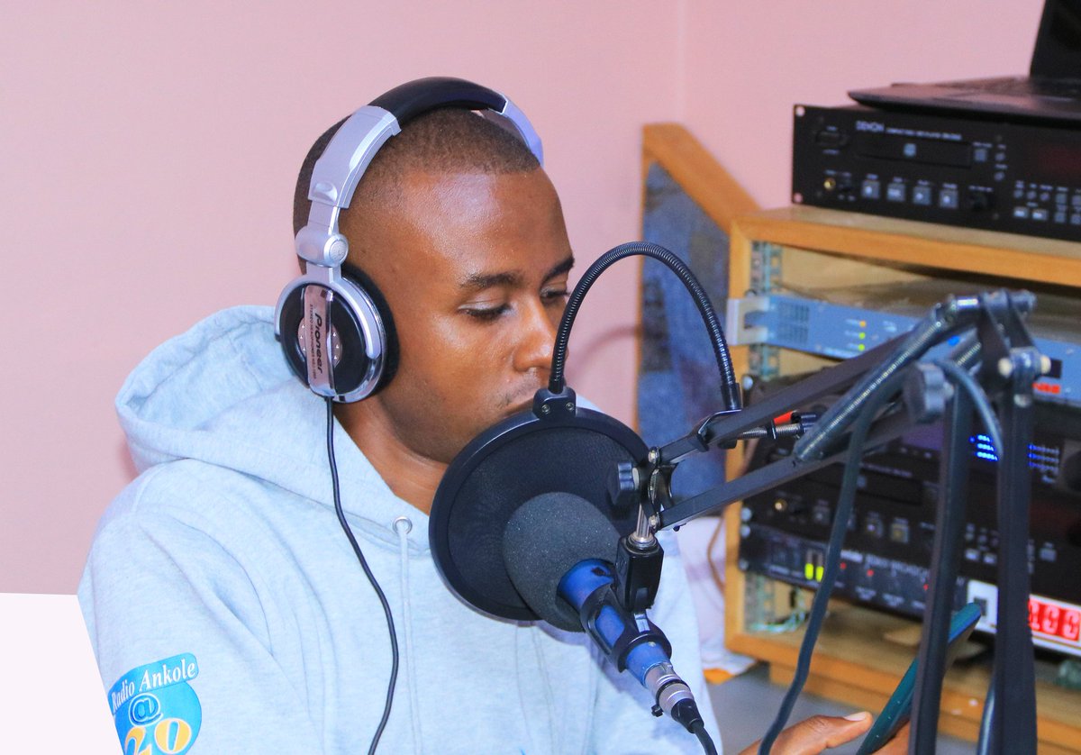 RadioAnkole's tweet photo. On now|| Usually ,Every Friday 9-10 (pm)... #AfricanMagazine with
@arinaitwe1964 on 99•3 Fm,#RadioAnkole'
Listen online :: https://t.co/niVHPJcLB0 https://t.co/ptyNP9sJYg