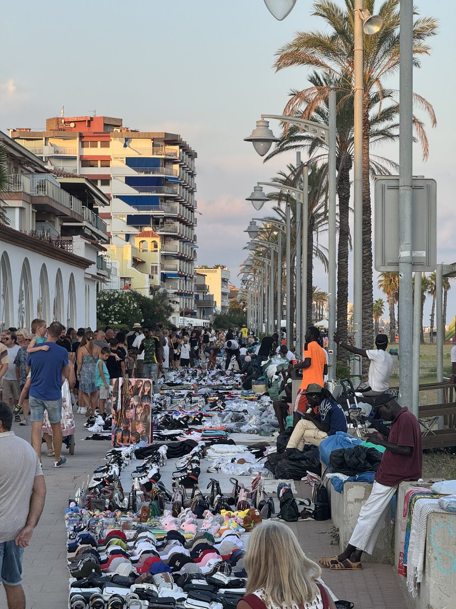 franbadia81's tweet photo. Cada día lleno de venta ilegal, eso sí.. deja tu de pagar el IBI o el impuesto de sociedades y estás arreglado… @elvendrell_cat veis esto normal??? https://t.co/1rYOr5WVY2