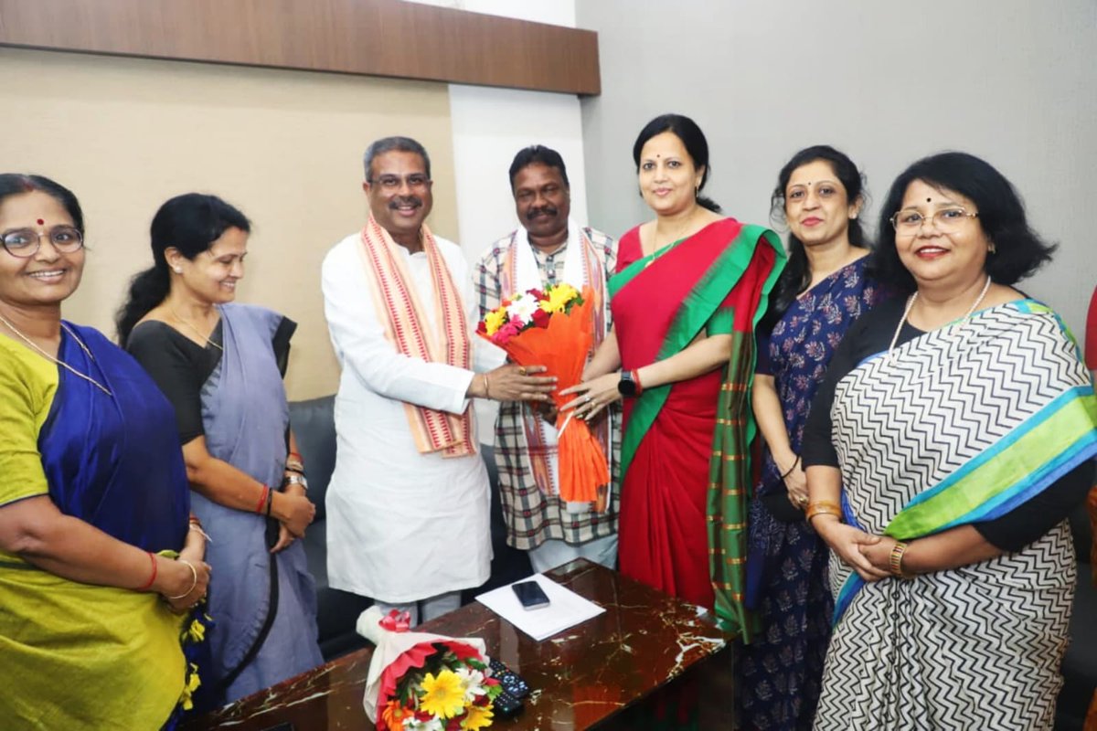 Manasmita Khuntia (@manasmitak) on Twitter photo ମାନନୀୟ କେନ୍ଦ୍ର ଶିକ୍ଷାମନ୍ତ୍ରୀ ଆମର ମାର୍ଗଦର୍ଶକ <a href="/dpradhanbjp/">Dharmendra Pradhan</a> ଭାଇଙ୍କୁ ଭେଟି " ରାଜ୍ୟ ଶିଶୁ ସୁରକ୍ଷା ଅଧିକାର ଆୟୋଗ "ର ଅଧ୍ୟକ୍ଷା <a href="/BabitaPatro5/">Babita Patro</a> ଅପା ଏବଂ ଅନ୍ୟ ସଦସ୍ୟ ମାନଙ୍କ ସହ ମିଶି ଶିଶୁ ସୁରକ୍ଷା ଏବଂ ଶିଶୁ ପୋଷଣ ବିଷୟରେ ବିଶେଷ ଭାବରେ ଆଲୋଚନା କଲୁ।
#OSCPCR
<a href="/OSCPCR_Odisha/">OSCPCR</a> ମାନନୀୟ କେନ୍ଦ୍ର ଶିକ୍ଷାମନ୍ତ୍ରୀ ଆମର ମାର୍ଗଦର୍ଶକ <a href="/dpradhanbjp/">Dharmendra Pradhan</a> ଭାଇଙ୍କୁ ଭେଟି " ରାଜ୍ୟ ଶିଶୁ ସୁରକ୍ଷା ଅଧିକାର ଆୟୋଗ "ର ଅଧ୍ୟକ୍ଷା <a href="/BabitaPatro5/">Babita Patro</a> ଅପା ଏବଂ ଅନ୍ୟ ସଦସ୍ୟ ମାନଙ୍କ ସହ ମିଶି ଶିଶୁ ସୁରକ୍ଷା ଏବଂ ଶିଶୁ ପୋଷଣ ବିଷୟରେ ବିଶେଷ ଭାବରେ ଆଲୋଚନା କଲୁ।
#OSCPCR
<a href="/OSCPCR_Odisha/">OSCPCR</a>
