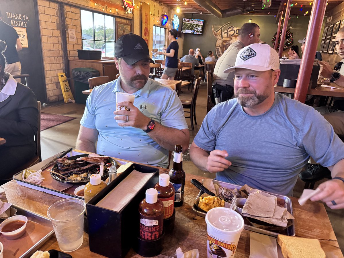 KinsmaniaFFB's tweet photo. Friday lunch at @StilesSwitchBBQ #kinsmaniadraft25 https://t.co/2VoFzBVUdY