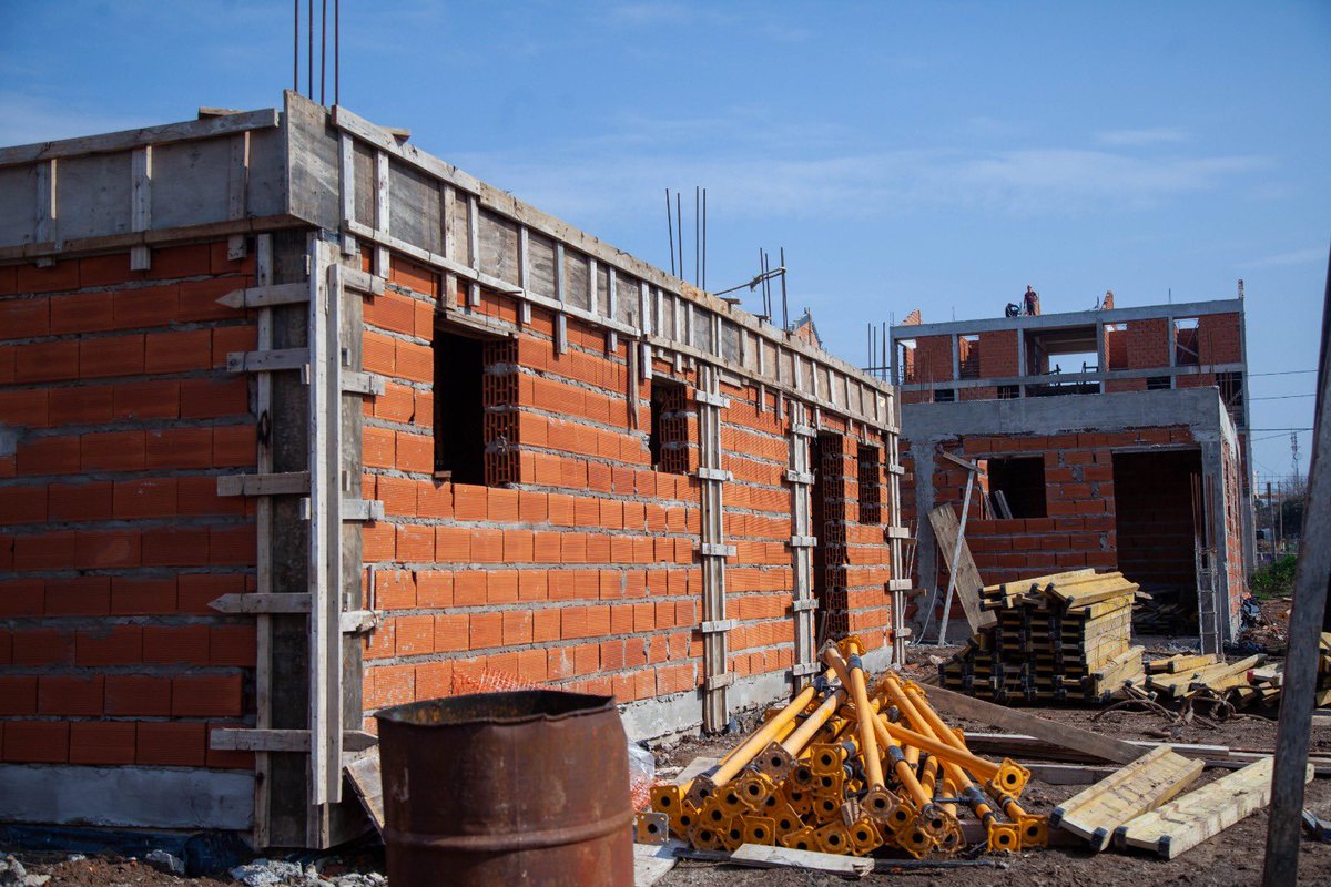 MinHabitatPBA's tweet photo. Seguimos avanzando en el camino para concretar el sueño de la casa propia: en #LaMatanza recorrimos 332 viviendas en Ciudad Evita.
En el marco del #ProgramaCompletar, firmamos 3 convenios para finalizar obras paralizadas por el Gobierno Nacional. https://t.co/t1Yq7IhQtE