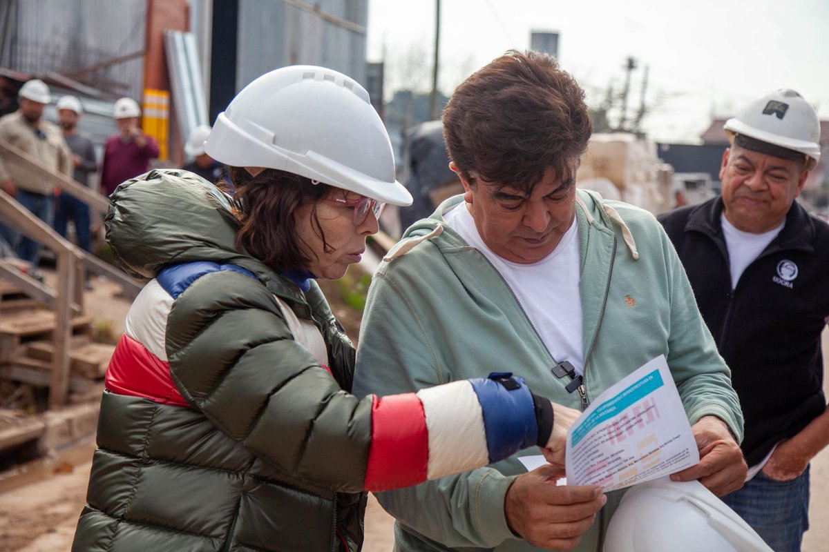 MinHabitatPBA's tweet photo. Seguimos avanzando en el camino para concretar el sueño de la casa propia: en #LaMatanza recorrimos 332 viviendas en Ciudad Evita.
En el marco del #ProgramaCompletar, firmamos 3 convenios para finalizar obras paralizadas por el Gobierno Nacional. https://t.co/t1Yq7IhQtE