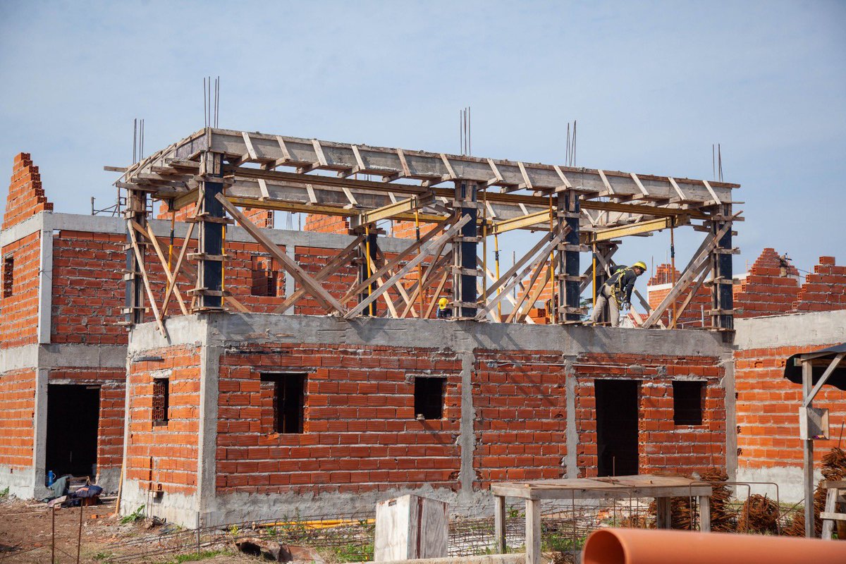 MinHabitatPBA's tweet photo. Seguimos avanzando en el camino para concretar el sueño de la casa propia: en #LaMatanza recorrimos 332 viviendas en Ciudad Evita.
En el marco del #ProgramaCompletar, firmamos 3 convenios para finalizar obras paralizadas por el Gobierno Nacional. https://t.co/t1Yq7IhQtE