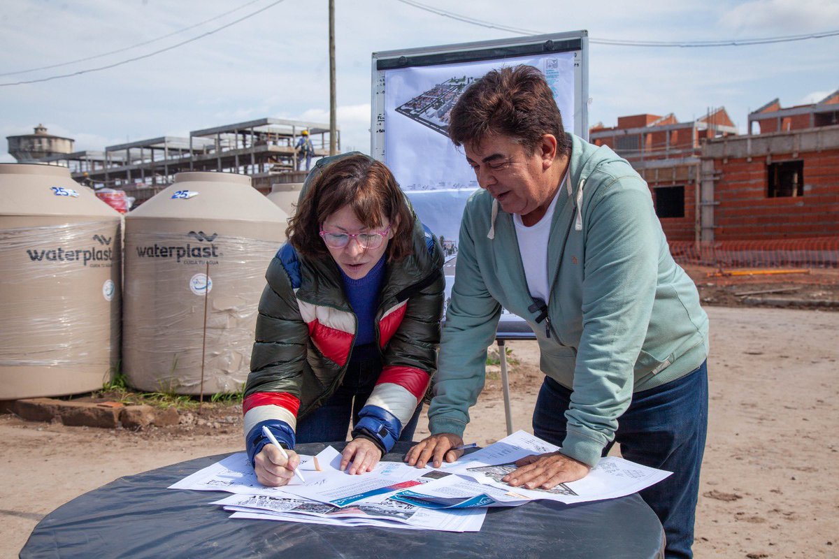 MinHabitatPBA's tweet photo. Seguimos avanzando en el camino para concretar el sueño de la casa propia: en #LaMatanza recorrimos 332 viviendas en Ciudad Evita.
En el marco del #ProgramaCompletar, firmamos 3 convenios para finalizar obras paralizadas por el Gobierno Nacional. https://t.co/t1Yq7IhQtE