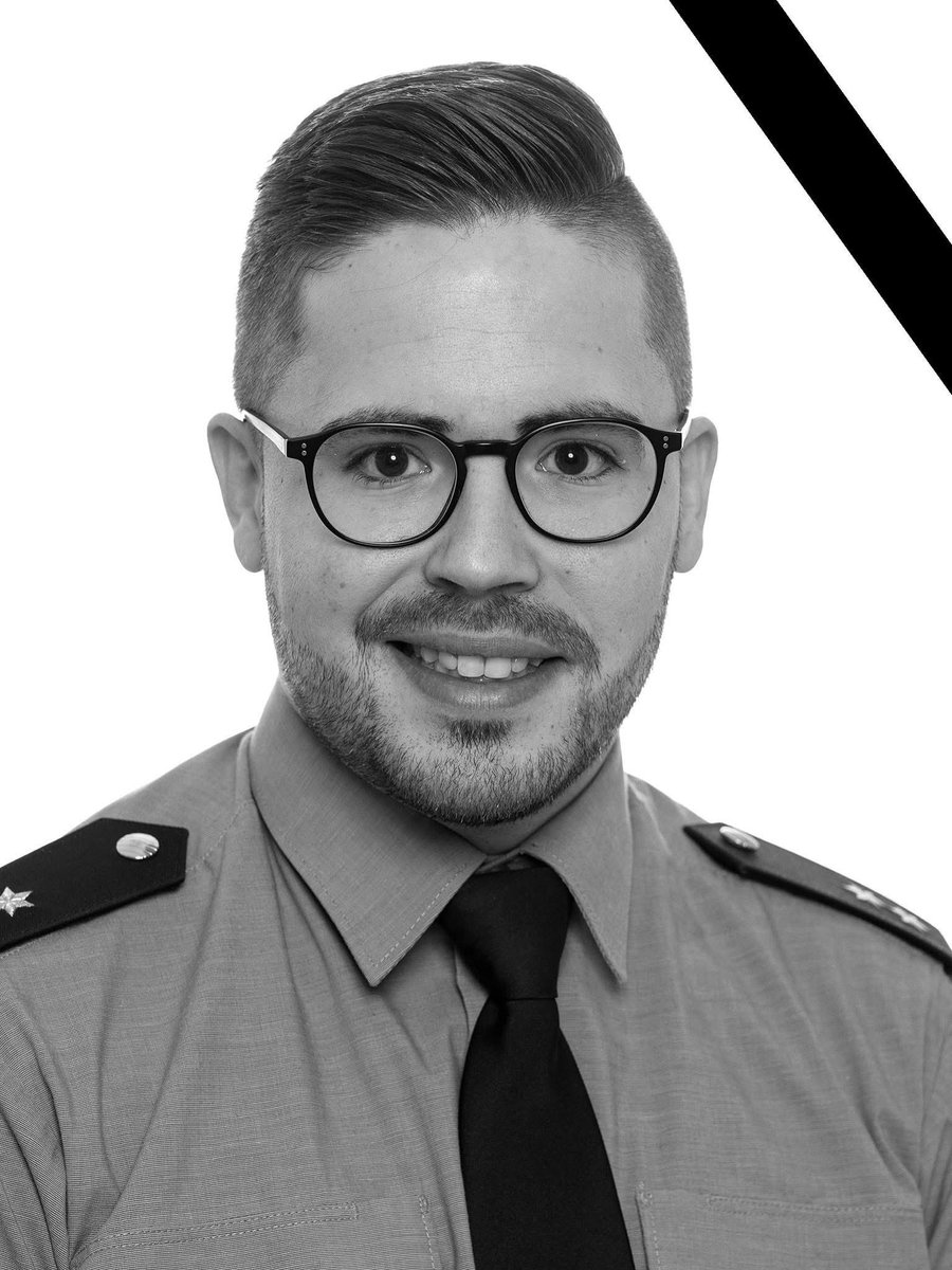 Am gestrigen Abend  (21. August 2025) wurde Simon in Ausübung seines Dienstes tödlich verletzt. 

Die Nachricht über seinen Tod hat uns alle zutiefst erschüttert. 

Unsere Gedanken sind von Trauer und Mitgefühl, insbesondere gegenüber der Familie und den Angehörigen von Simon,