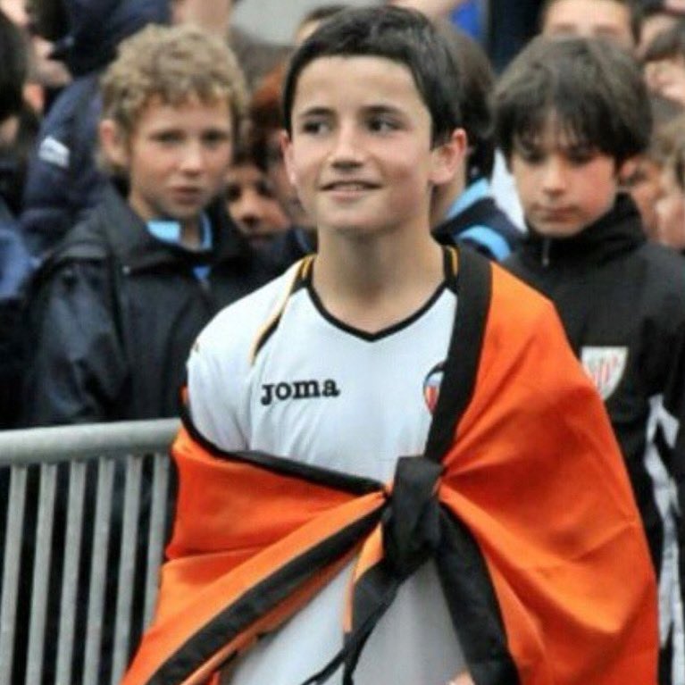 Uno de los descartes abandona el <a href="/valenciacf/">Valencia CF</a> en las próximas horas. Ojalá su salida hubiera sido de otra forma, al menos despidiéndose de la que ha sido su afición y equipo casi dos décadas sobre el campo. Mucha suerte Hugo. 

Intención ahora de firmar buen extremo + DC.