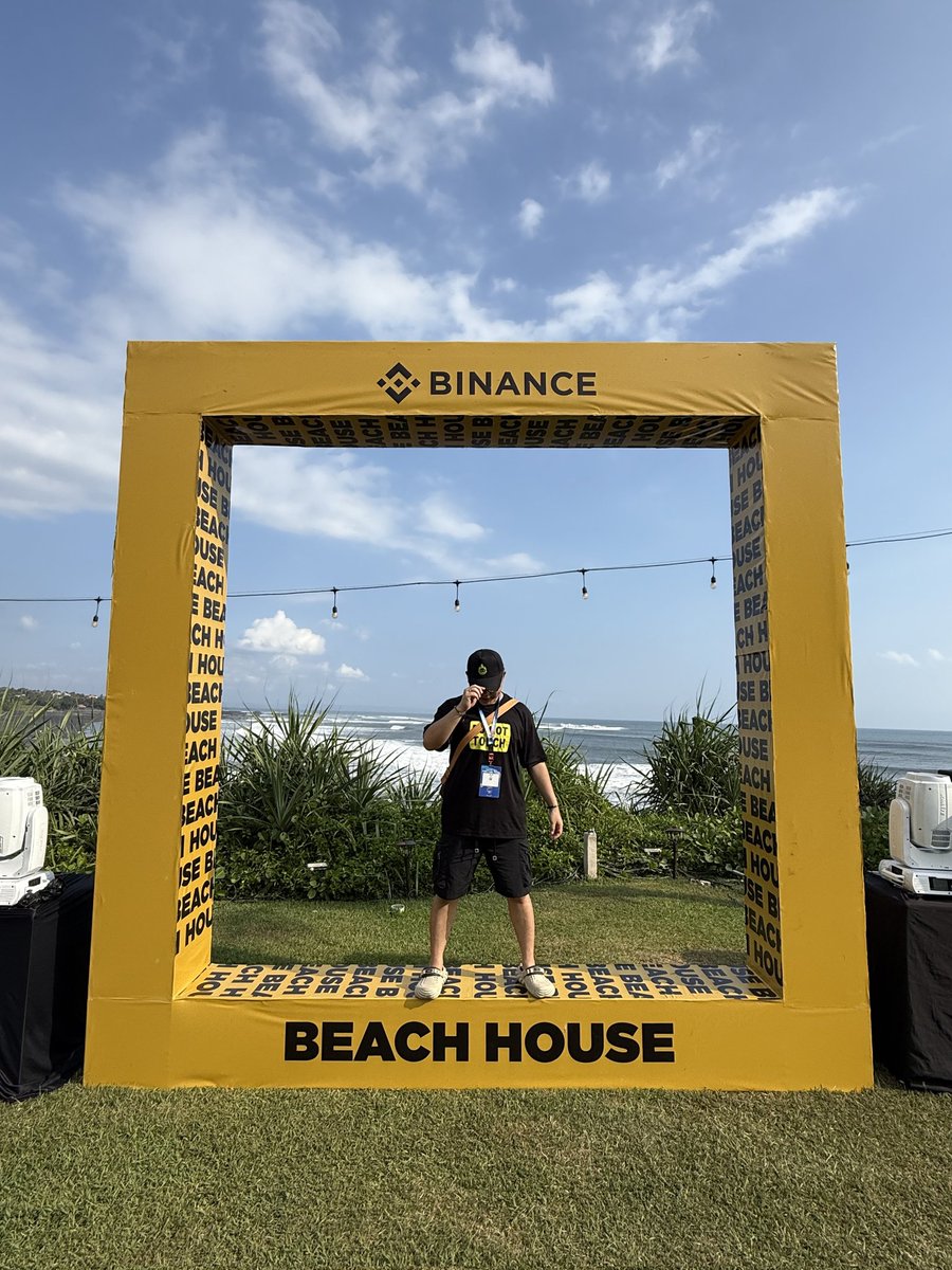 JUW93's tweet photo. It's a wrap @coinfest @binance  See you again at Bali next year

Happy to meetup with
@mrone_eth @0x0xjasmine @RememberMe_NFT @Shimal2i_eth @Goldchau_eth https://t.co/RcSz2zLiTO