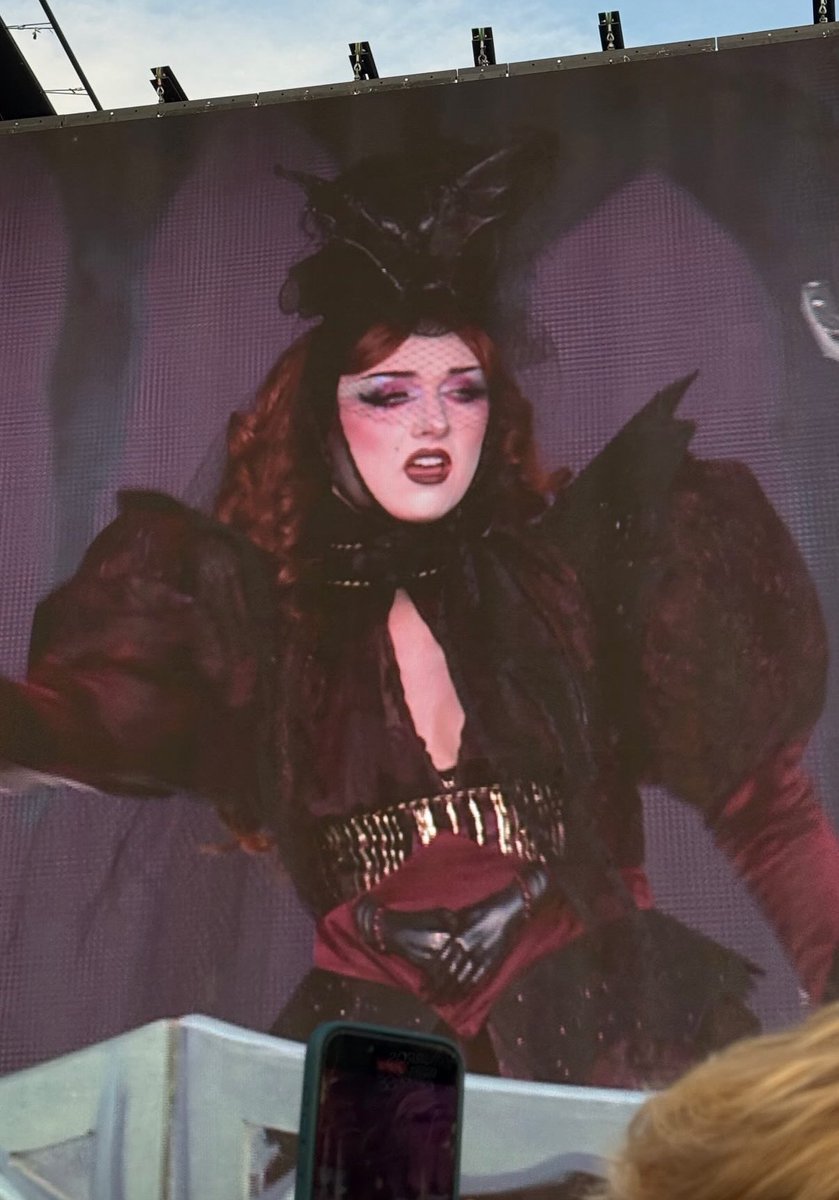 CHAPPELL LOOKS SO FUCKING GOOD FMKDSKKSKE