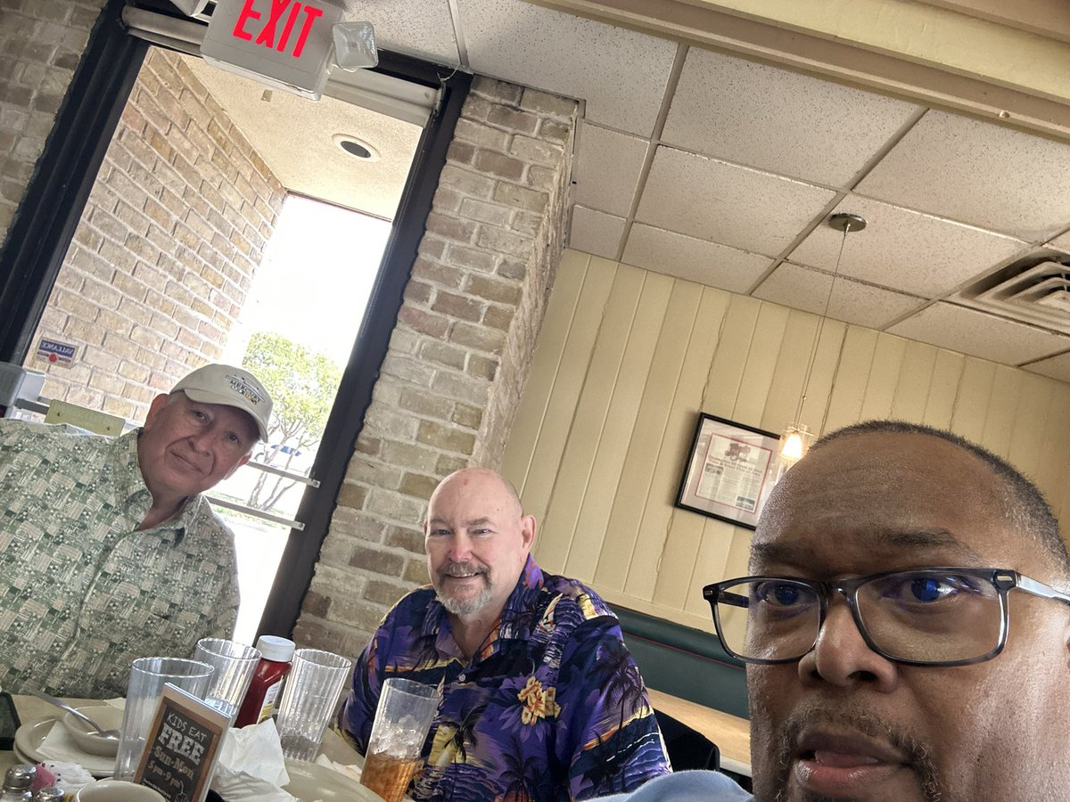 roberth1121's tweet photo. The 7611 band got together again. https://t.co/MMpsgz14Nh