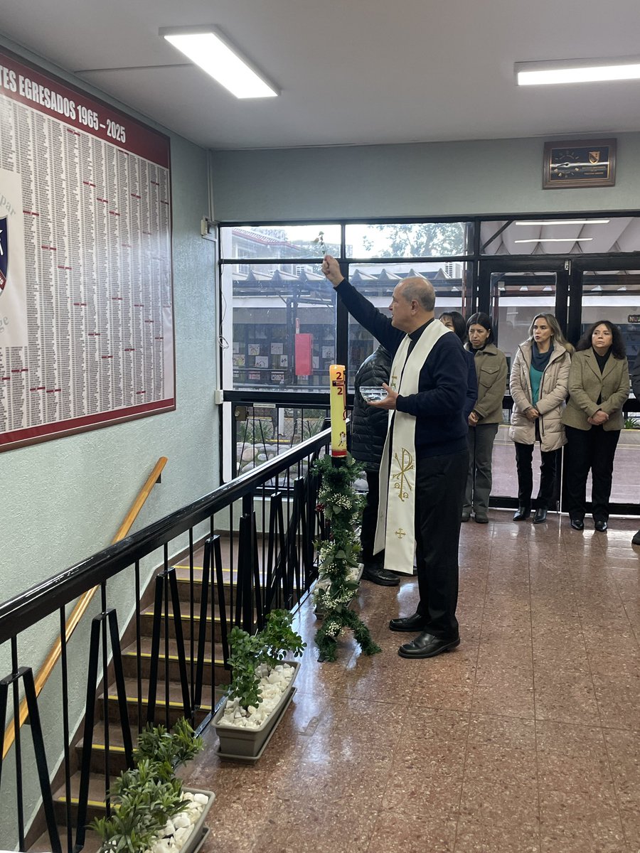 SaintGaspar's tweet photo. El jueves 21 de agosto,  hemos inaugurado y bendecido en el hall de acceso principal al Saint Gaspar College, el memorial “celebrando a nuestros estudiantes egresados 1965-2025”.
#saintgasparcollege #colegiocatólico #colegioñuñoa #exalumnos https://t.co/NzVyCBNjrp
