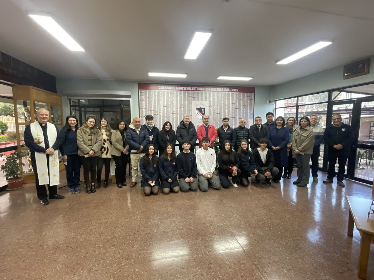 SaintGaspar's tweet photo. El jueves 21 de agosto,  hemos inaugurado y bendecido en el hall de acceso principal al Saint Gaspar College, el memorial “celebrando a nuestros estudiantes egresados 1965-2025”.
#saintgasparcollege #colegiocatólico #colegioñuñoa #exalumnos https://t.co/NzVyCBNjrp