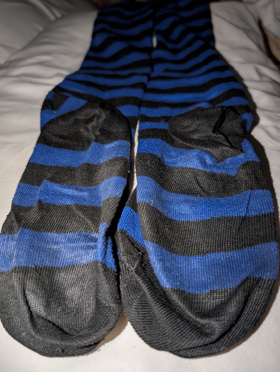 CathyCrues's tweet image. These charming striped socks recorded all my hard work in the past few weeks🤭
They helped me to get through this.
I am sure they can help you too... By sniffing them🥰