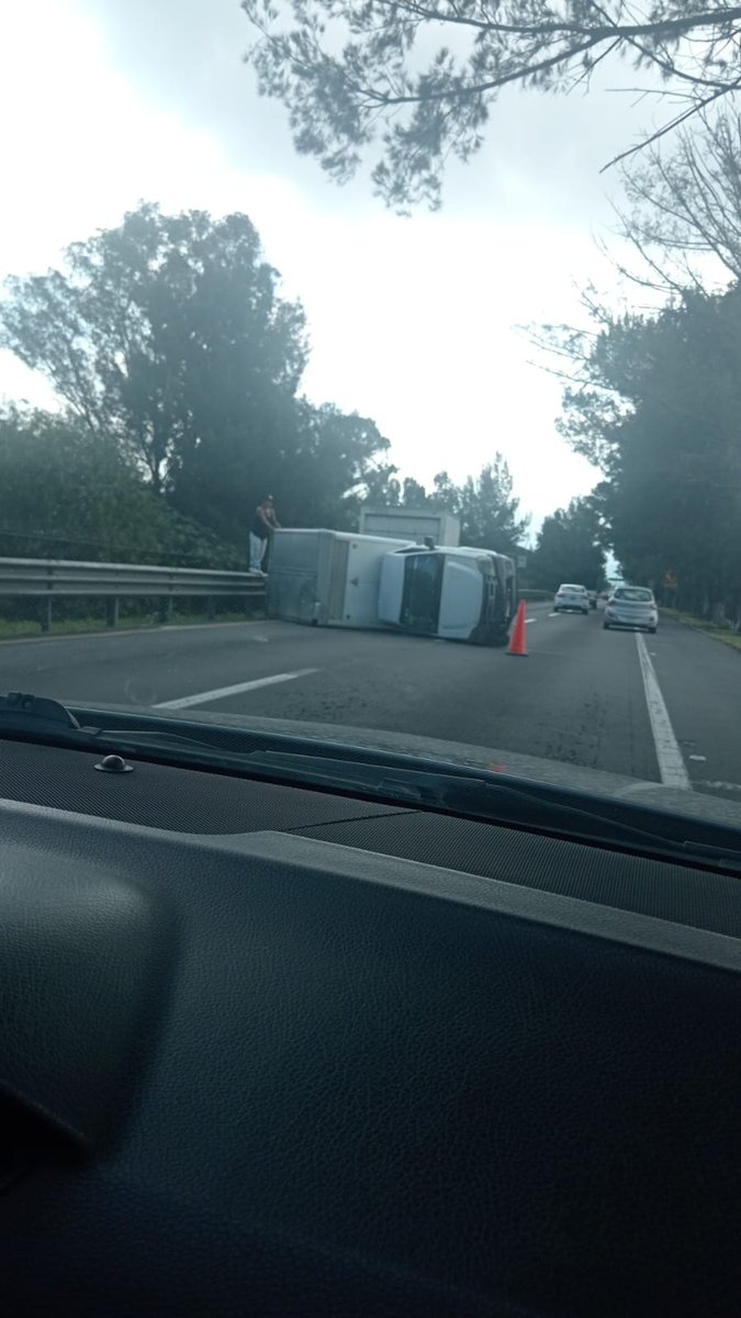 Ante el reporte de una volcadura en la carretera Peñón - Texcoco, con dirección a Texcoco, se han movilizado los servicios de emergencia móvil. Se recomienda precaución vial. 🚨⚠️ #Accidente #Carretera #Precaución