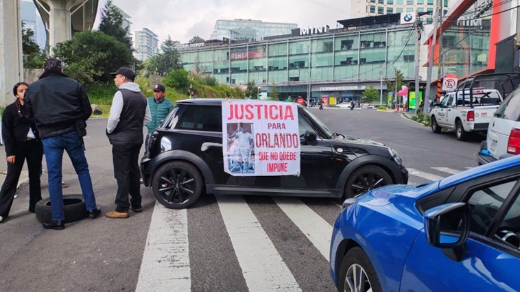 Presencia de #manifestantes bloquean la Av Tamaulipas y Vasco de Quiroga, en la colonia Las Tinajas. 🚧📢📍 Alrededor de 30 personas solicitan amablemente la intervención de las autoridades para obtener justicia por un menor atropellado en la Autopista México-Toluca. 👦🚗⚖️