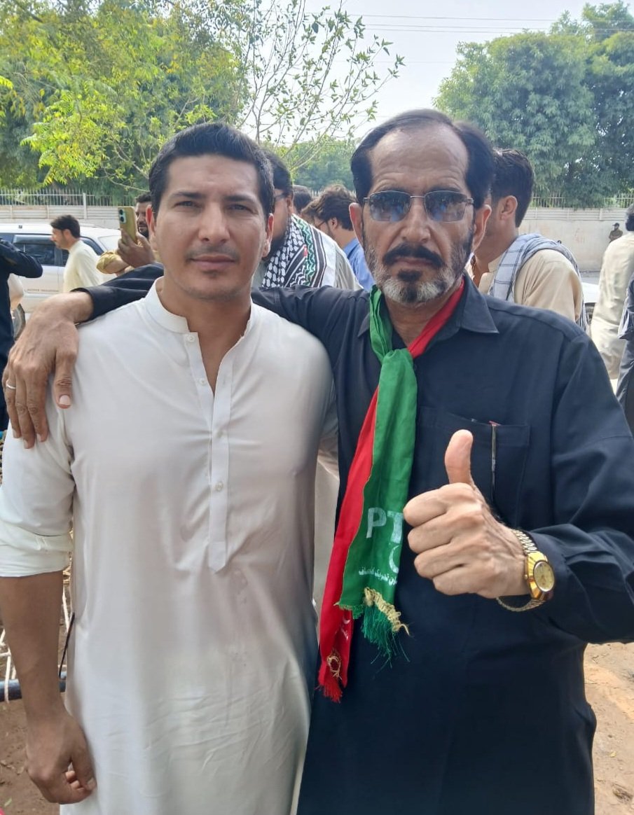 Brahui Rasheed Ahmed (@rasheedzehri9) on Twitter photo یونہی ہمیشہ الجھتی رہی ہے ظلم سے خلق
نہ اُن کی رسم نئی ہے، نہ اپنی ریت نئی
یونہی ہمیشہ کھلائے ہیں ہم نے آگ میں پھول
نہ اُن کی ہار نئی ہے نہ اپنی جیت نئی
<a href="/Aleema_KhanPK/">Aleema Khanum</a> #releaseShershahKhan یونہی ہمیشہ الجھتی رہی ہے ظلم سے خلق
نہ اُن کی رسم نئی ہے، نہ اپنی ریت نئی
یونہی ہمیشہ کھلائے ہیں ہم نے آگ میں پھول
نہ اُن کی ہار نئی ہے نہ اپنی جیت نئی
<a href="/Aleema_KhanPK/">Aleema Khanum</a> #releaseShershahKhan