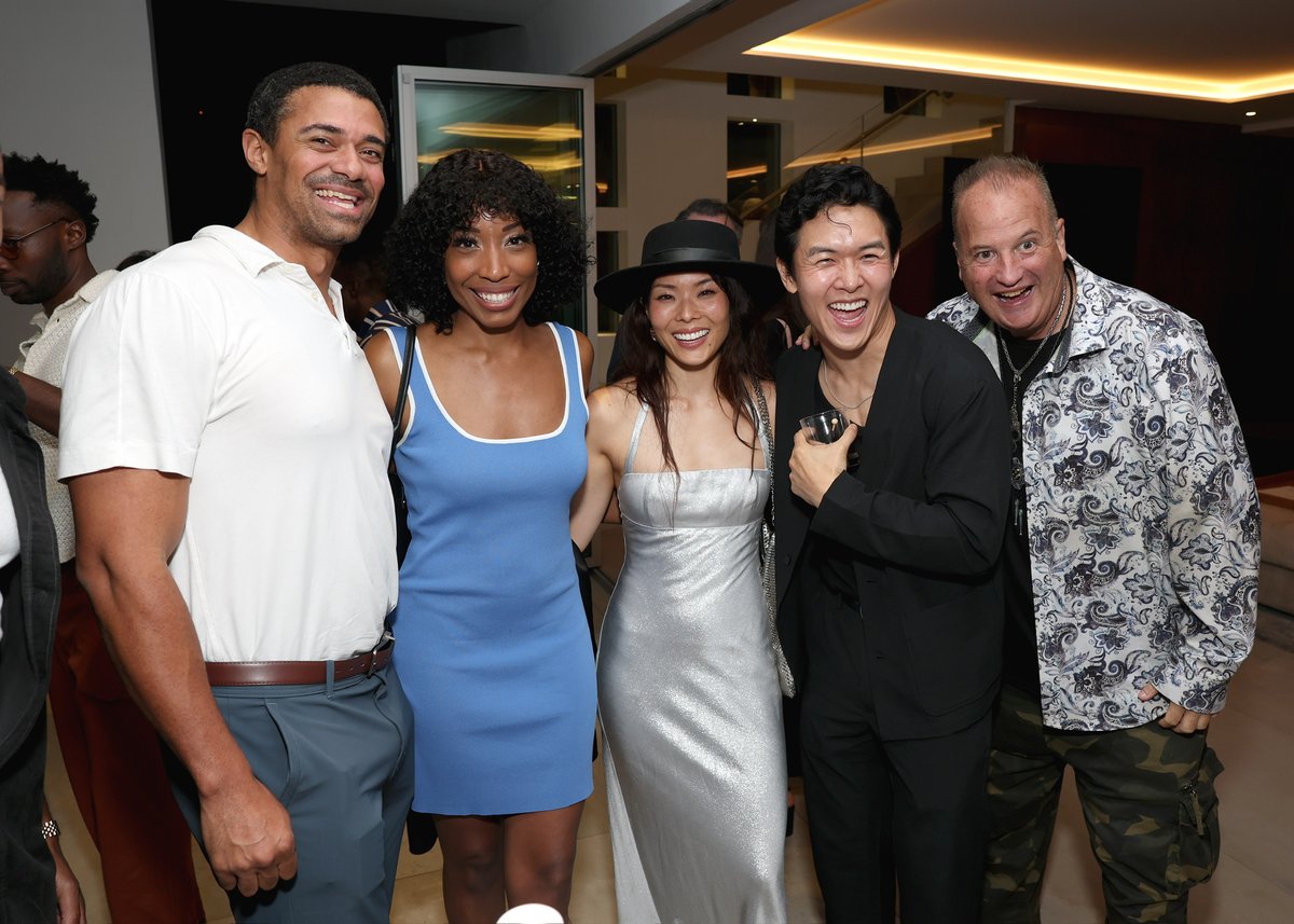 Last night at the beautiful Ross house, celebrating @theboystv 4 Emmy Nominations! Huge congrats to Stunt coordinator John Koyama &amp; song composer Christopher Lennertz💚

“This song is punching back at bullies” 🤘🏼!!!
Happy Friday ⚡️⚡️