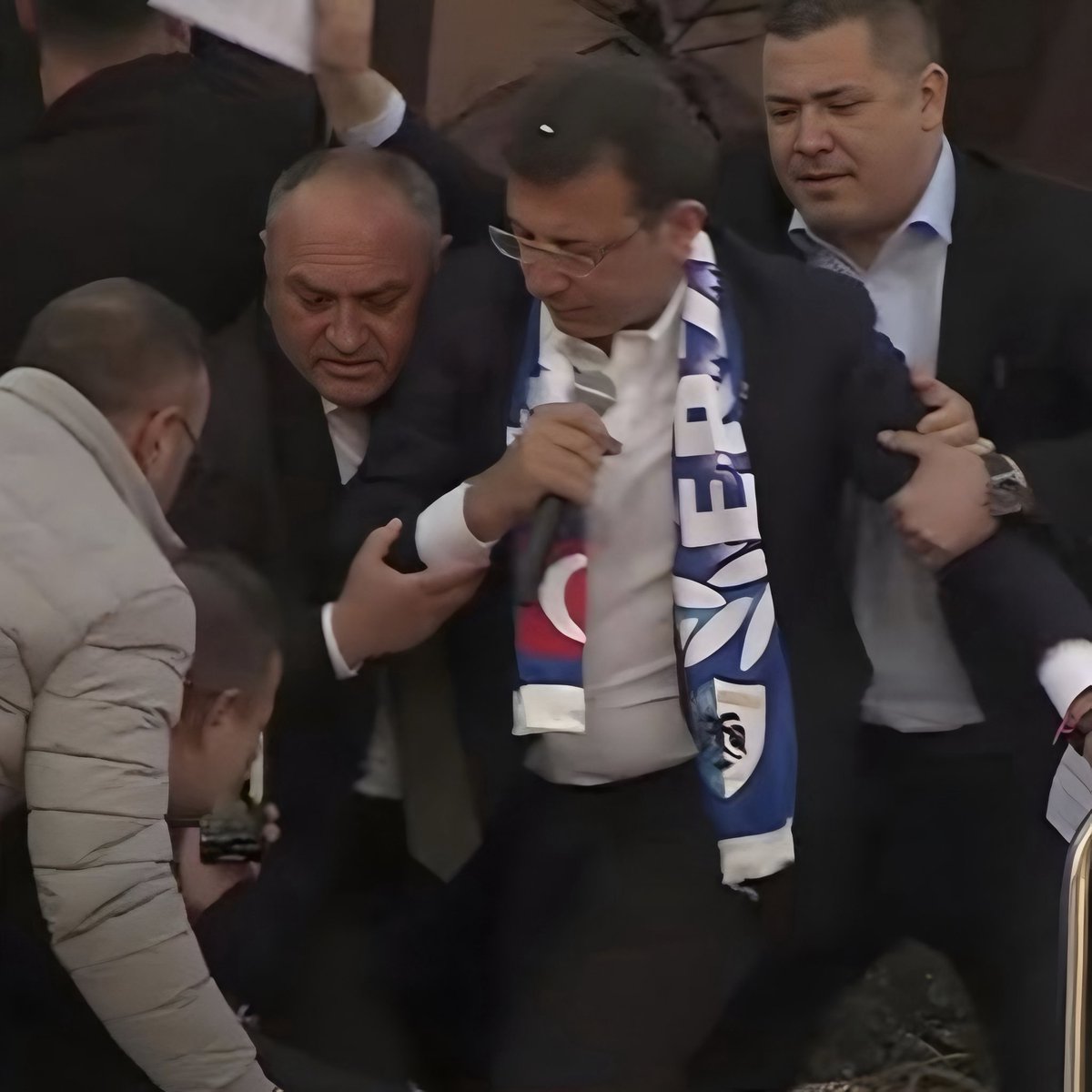Erzurum Büyükşehir Belediye Başkanı Mehmet Sekmen, DEM Partili Meral Danış Bektaş’a ‘Oltu taşı’ takı hediye etti.
 
• 2023 yılında Erzurum’da Ekrem İmamoğlu, DEM Parti ile hareket ettiği gerekçesiyle taşlı saldırıya uğramıştı.