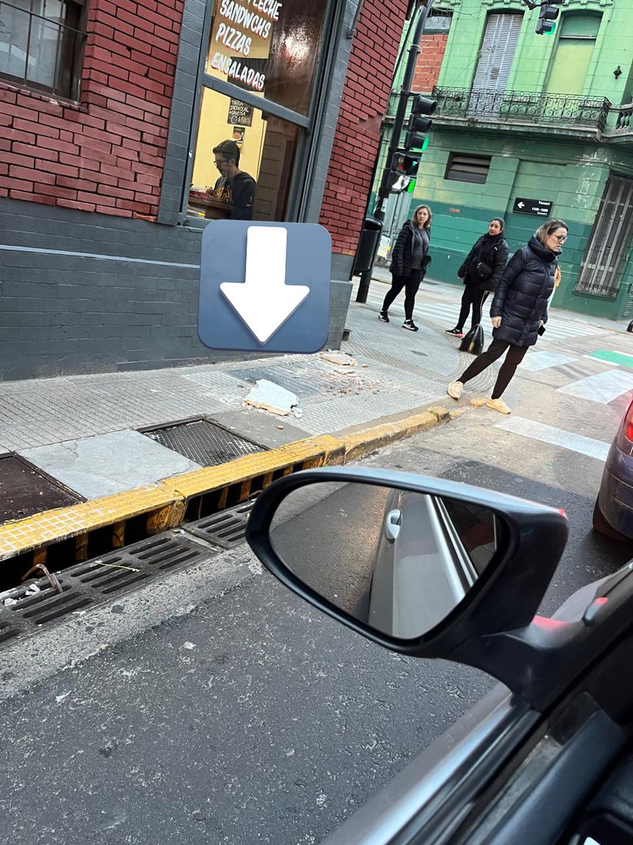 Lore_Roux's tweet photo. @gcba @BA147 @bacomuna1 @jorgemacri  Se desprendió mampostería del bar de Carlos Calvo y Tacuarí, en horario de entrada del colegio que está a media cuadra y cayendo a cm de un alumno. Un peligro. De casualidad no pasó una desgracia https://t.co/ppatEZiWl0