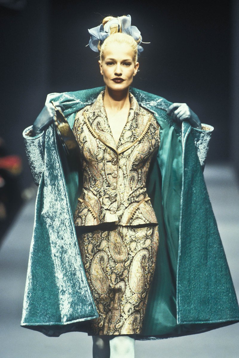 The tender yet animalistic look of Karen Mulder for ✨Christian Lacroix✨ Fall/Winter 1996.🪡