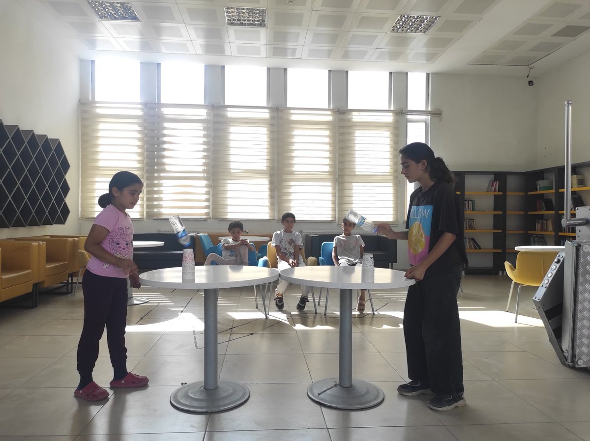 📸✨ GSB Yaz Kulübü’nde bugün çocuklarla birlikte hız ve koordinasyonu geliştiren eğlenceli bir bardak dizme oyunu oynadık!
Hem keyifli hem de hareketli geçen bu etkinlikte çocuklarımız hem eğlendi hem de becerilerini geliştirdi. 🏃‍♂️🥳

<a href="/OA_BAK/">Dr. Osman Aşkın Bak</a> <a href="/gencliksporbak/">Gençlik ve Spor Bakanlığı 🇹🇷</a>