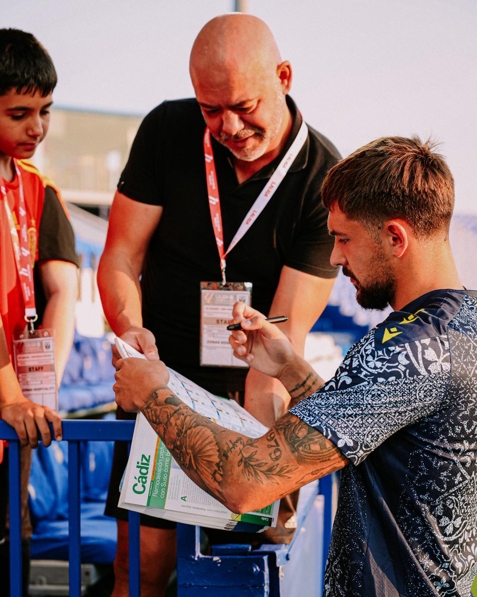 Marchando una ronda de fotos y firmas por aquí 🙋‍♂️✍️

#LeganésCádiz