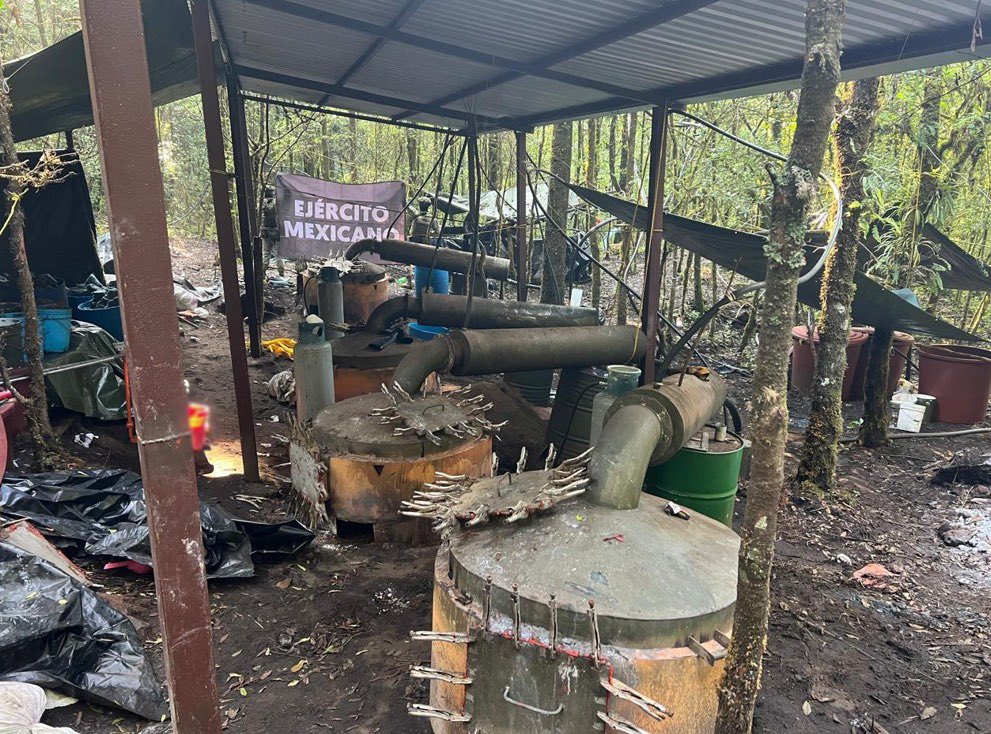 💊 Esta es la “calidad” de las drogas que muchos consumen…
En Michoacán, el Ejército decomisó 50 kilos de metanfetaminas y toneladas de precursores valuados en más de 1,200 millones de pesos.

Mientras tanto, en Tabasco agarraron a un “guardian de la ley” con 380 dosis de