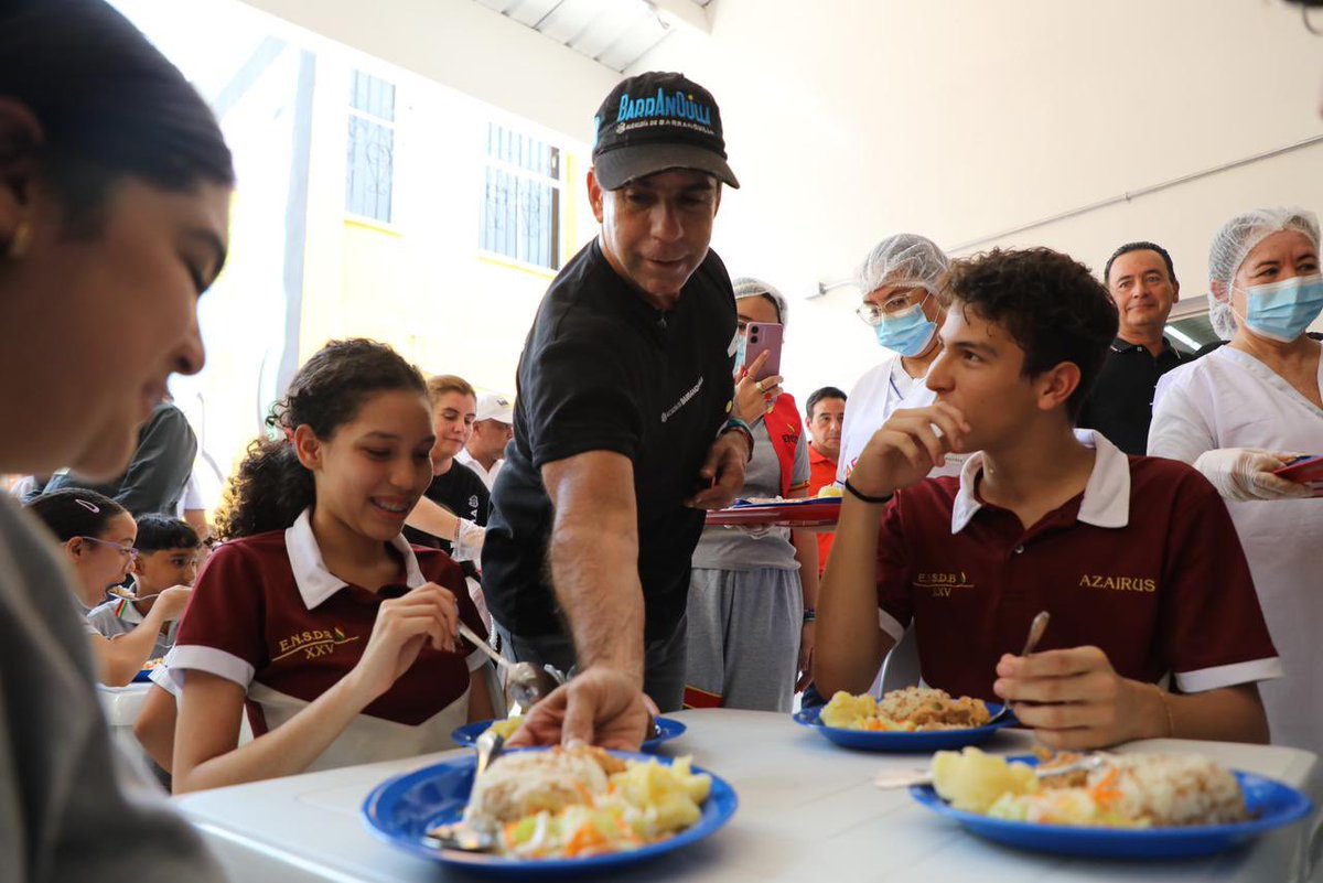 AlejandroChar's tweet photo. ¡Así de sabroso comen nuestros pelaos de los colegios públicos de Barranquilla!🙌🏼

Entregamos una nueva cocina y comedor en la Escuela Normal Superior del Distrito de Barranquilla, donde más de 1.000 niños, niñas y jóvenes podrán alimentarse con menús balanceados, recién preparados y con todo el aporte calórico que necesitan para su aprendizaje.

Con esta, ya son 15 cocinas escolares entregadas en nuestra ciudad, un esfuerzo que refleja nuestro compromiso con seguir llevando la educación de Barranquilla a otro nivel… y vamos por más. 
 
Muchachos, ustedes sigan preparándose que nosotros nos encargamos de darles lo que necesiten para su futuro.