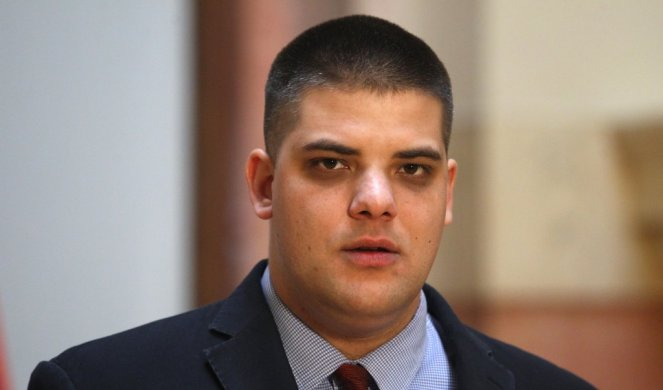 Sisance je predvodio huligane 16.8 u Beogradu, i komadovao iz pandurskog dzipa.
DEPORTACIJA!!