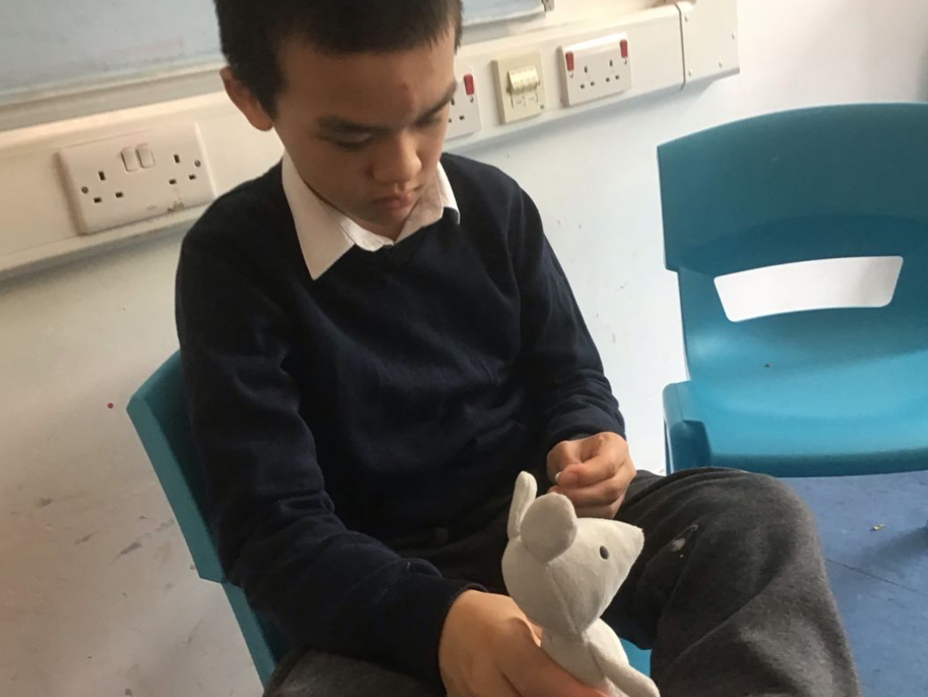 Linthaugh class have been engaging well with the props for The Gruffalo sensory story. They enjoyed exploring the different scents and textures, as well as playing with the puppets. Well done, everyone!