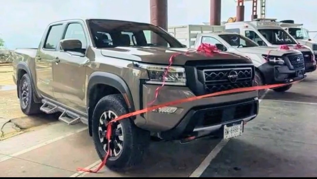jorgegogdl's tweet photo. El alcalde 4t de Pluma Hidalgo, Oaxaca David Aguilar "El gallo" que aparece peleando con su ex empleado en video.

Se compró en 2023 una camioneta Nissan Frontier V6 Pro-4X de 1 millón de pesos para su uso personal. En su municipio hay 3 mil personas casi todas en pobreza. 🤬😢 https://t.co/qWlaTDBSYT