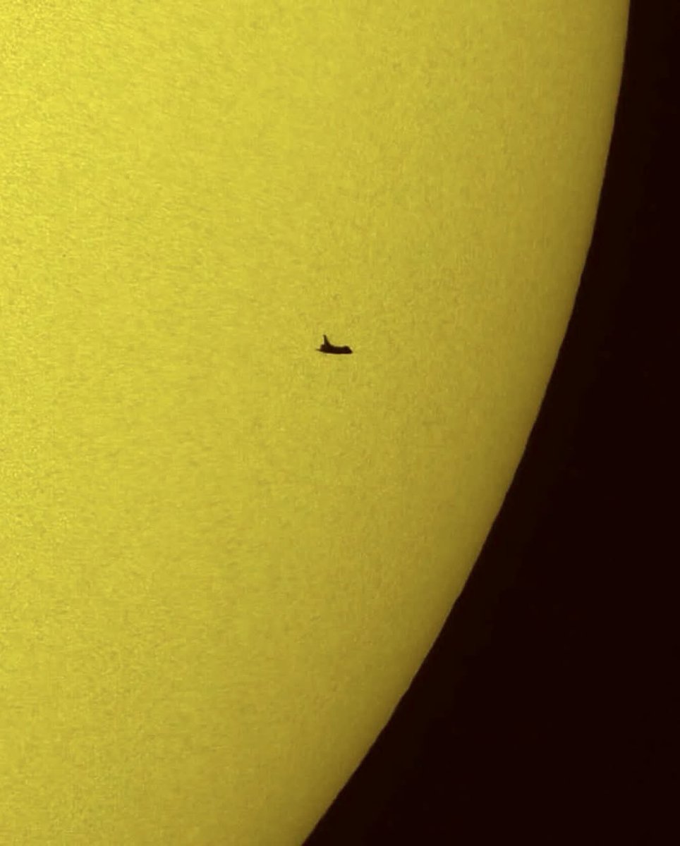 ☀️ La silhouette de la navette Atlantis devant l’immensité du Soleil.

Cette incroyable photo a été prise le 12 mai 2009 depuis la Floride, par l’astrophotographe français Thierry Legault, juste avant l’amarrage de la navette au télescope Hubble (mission STS-125).