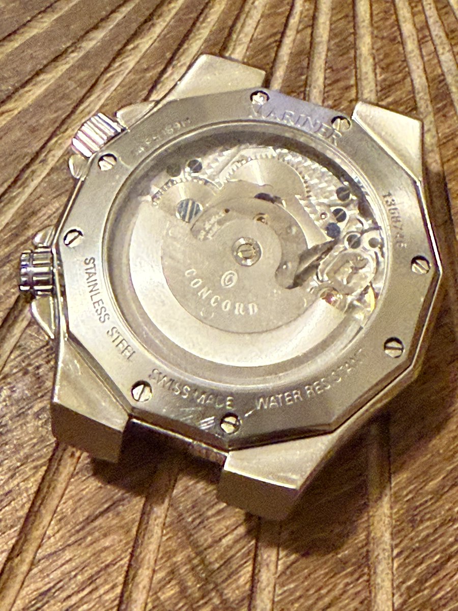 Gecenin süprizi. Bu saat bugüne kadar yakaladığım en iyi fırsatlardan biri olabilir. Concord eski modellerini bildiğim ama yeni modellerini hemen hiç takip etmediğim bir marka. Dolayısı ile ilan sitesinde saati gördüğümde dikkatimi çeken marka değil, kadrandı. Bu kadran düzenini