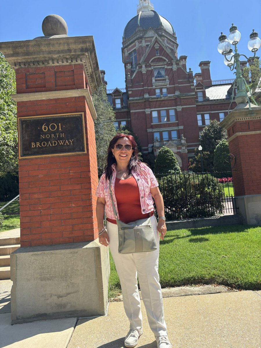Visitando a mi colega Mauricio Urquiza en su pasantía de investigación en el #JohnsHopkins, uno de los mejores hospitales de USA y del
Mundo. Cuna de los principales avances en medicina. Gracias a la Facultad de Ciencias <a href="/UNALOficial/">Universidad Nacional de Colombia</a> por el apoyo <a href="/gabydel/">Gabriela Delgado</a>