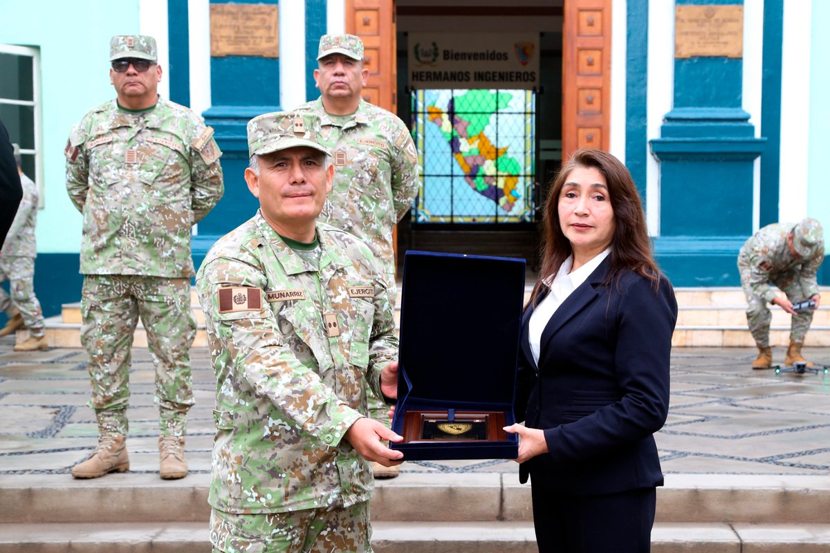 🇵🇪 22 Agosto 25.  En el marco del Día de la Defensa Nacional, el IGN realizó la ceremonia de izamiento del Pabellón Nacional, reconociendo al personal que culminó el curso de RPAS y homenajeando a la Sra. Elizabeth Guillén por 30 años de servicio ejemplar. #IGN