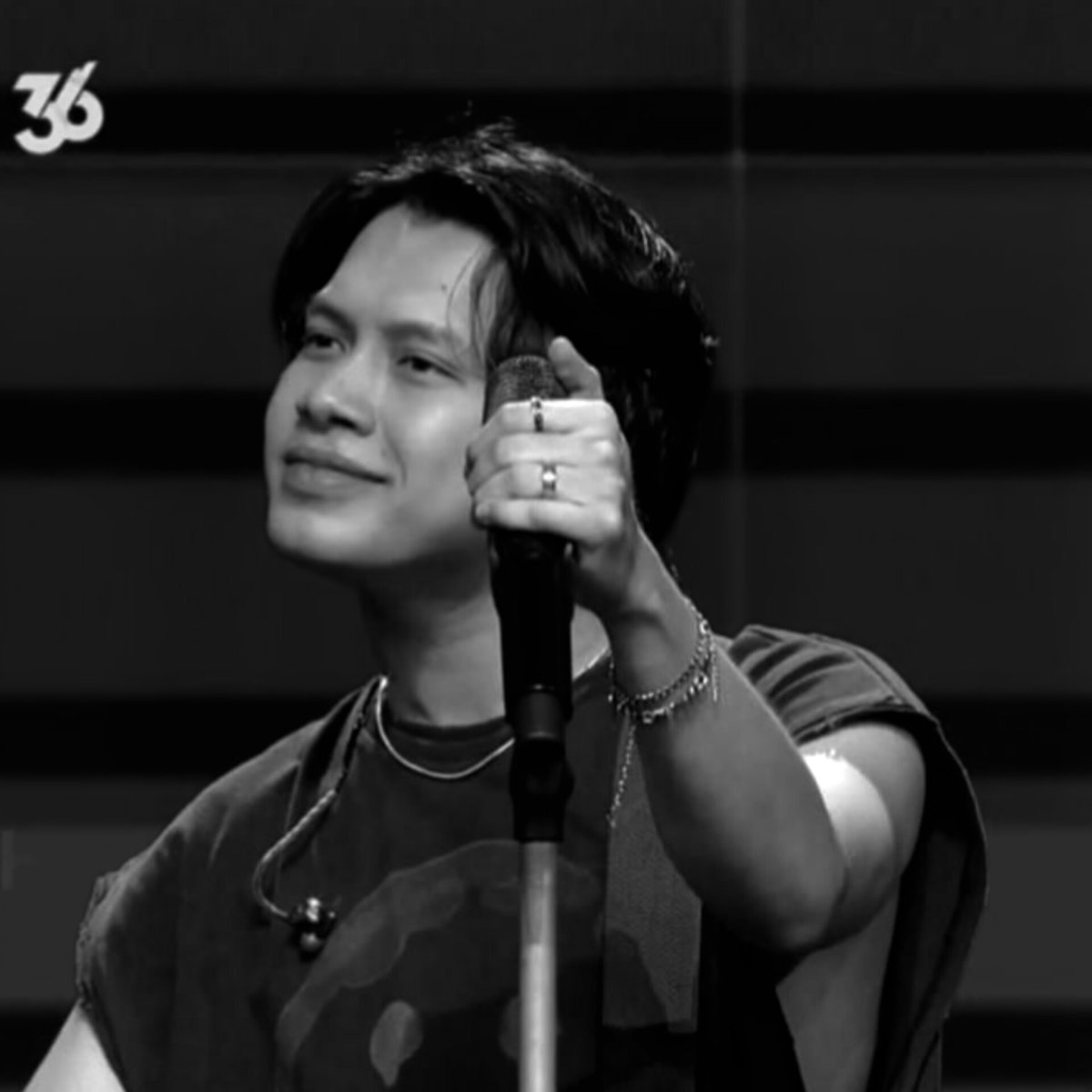 — hi, thankyou for always giving your best. u did an incredibly job, ron. terimakasih untuk energi dan totalitasnya dari awal sampai akhir acara. rony keren sekali. so proud of u. selamat istirahat. hati-hati tidurnya. ily.