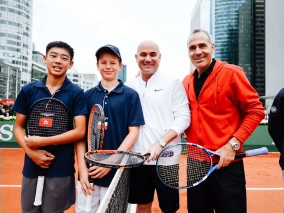 Jak różnie mogą potoczyć się kariery

Przykładem niech będzie to zdjęcie z 2017 roku. Martyn Pawelski pokonuje Colemana Wonga w prestiżowym turnieju Longines Future Tennis Aces

Dziś Wong po raz pierwszy zagra w WS, a Pawelski jest poza Top 1000 i przegrał w Krakowie z Filarem