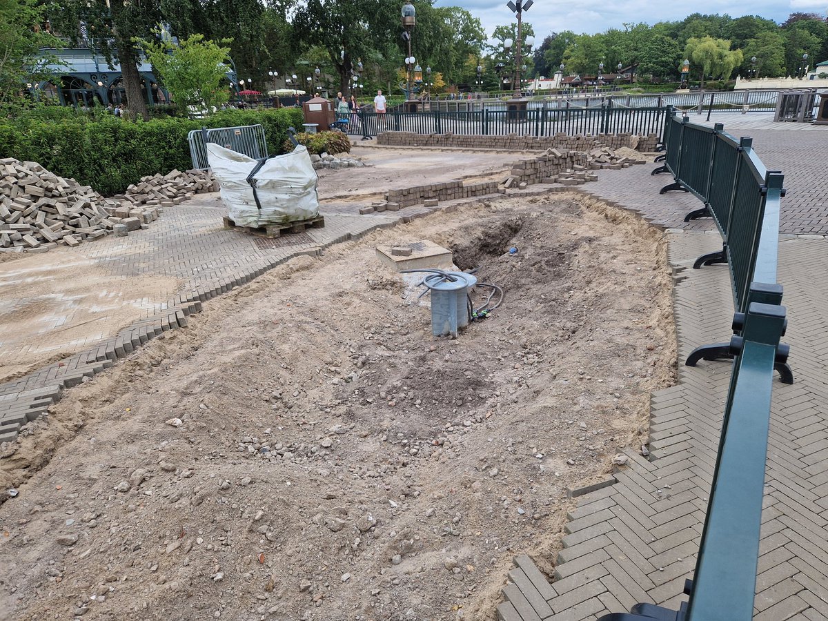 Zou dit bedoeld zijn voor de informatiezuil die eerder al ingetekend stond op de Concept-art? #Efteling