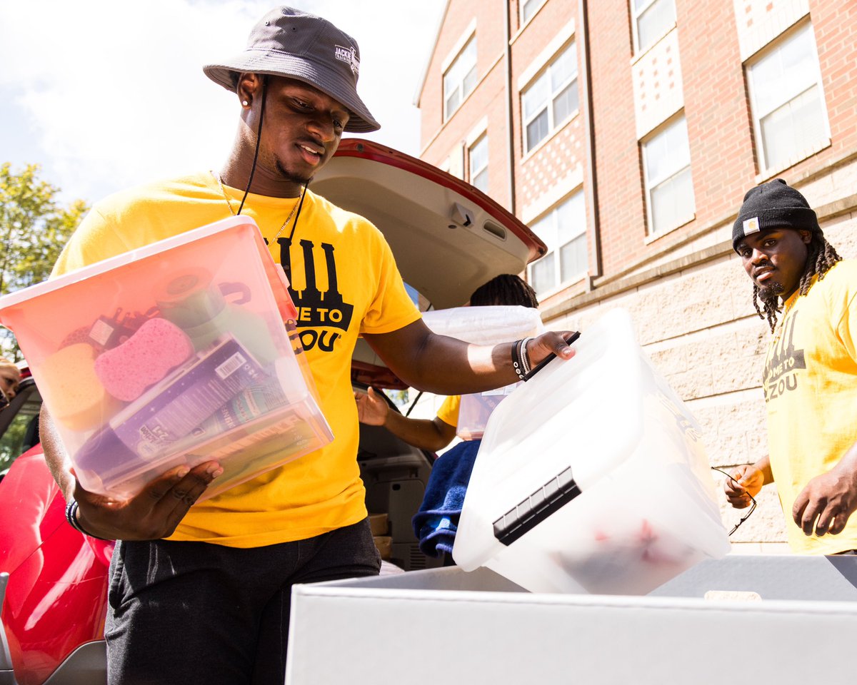MizzouBaseball's tweet photo. Lending a hand on campus for freshmen move in day!

#MizzouNOW🐯 https://t.co/7GZsMqGKB4