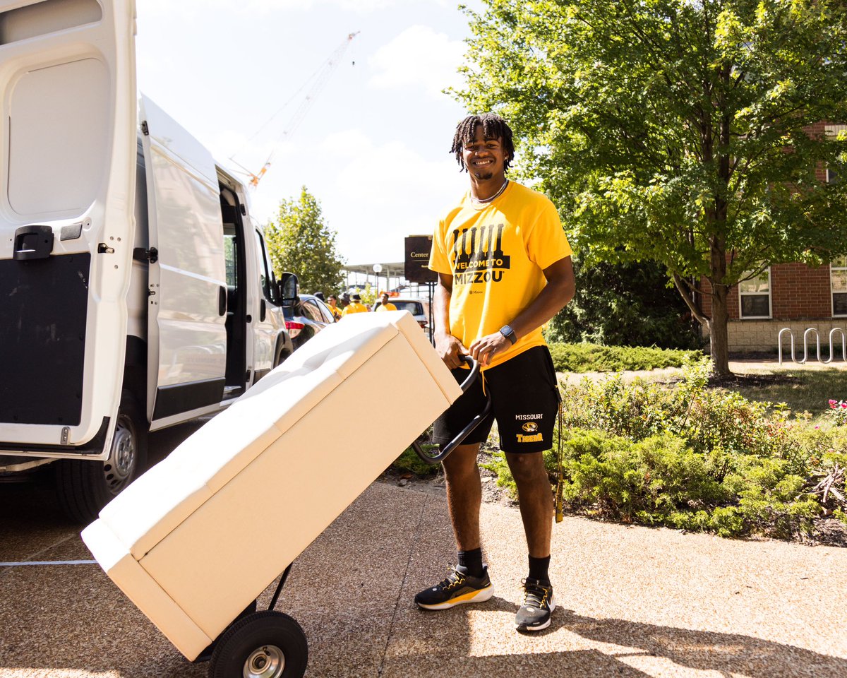 MizzouBaseball's tweet photo. Lending a hand on campus for freshmen move in day!

#MizzouNOW🐯 https://t.co/7GZsMqGKB4