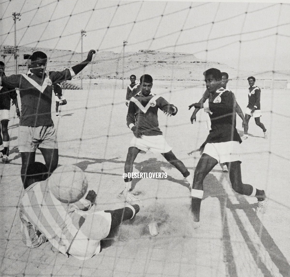 موظفون سعوديون في شركة أرامكو أثناء مباراة لكرة القدم في مدينة الظهران في المملكة العربية السعودية في الستينيات الميلادية