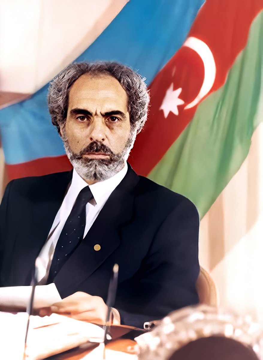 Kızına ayakkabı almak için maaş gününü bekleyen, Atatürk'ün askeri Elçibey...
Hanım Hoca ne çok anlatırdı seni. Saatlerce dinlerdik.
Haberin olmuştur, Karabağ yine bizim. 
Ruhun Şad olsun.