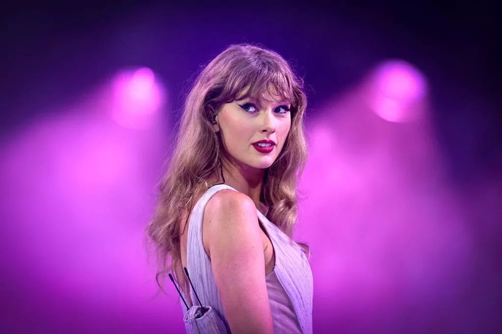alexwestnyc's tweet photo. OP-ED: Taylor Swift has always been this chill, even before the New Heights podcast, you just chose not to believe it.

https://t.co/RZprKLOL0q https://t.co/h7mOhkkENE