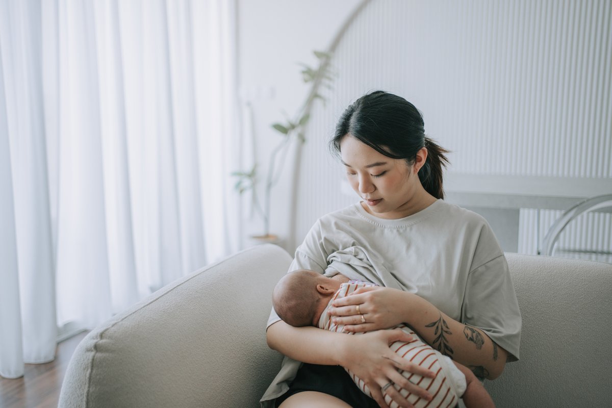 👶 Did you know?
Breastmilk or human milk is all your baby needs for the first 6 months of life! 🍼
If you're breastfeeding or chestfeeding, don't forget to give your little one a daily vitamin D supplement of  400 IU to prevent vitamin D deficiency. 🌞
ow.ly/6qZj50WbwtL