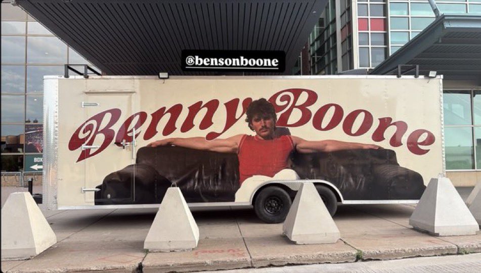 BensonBooneESP's tweet image. HOY comienza el “American Heart World Tour” de Benson Boone !

🏟️ Saint Paul, Minnesota (Xcel Energy Center)
👥 +20.000 personas (SOLD OUT)

Será su primer concierto de la gira de arenas ❤️‍🔥
#AmericanHeartTourStPaul