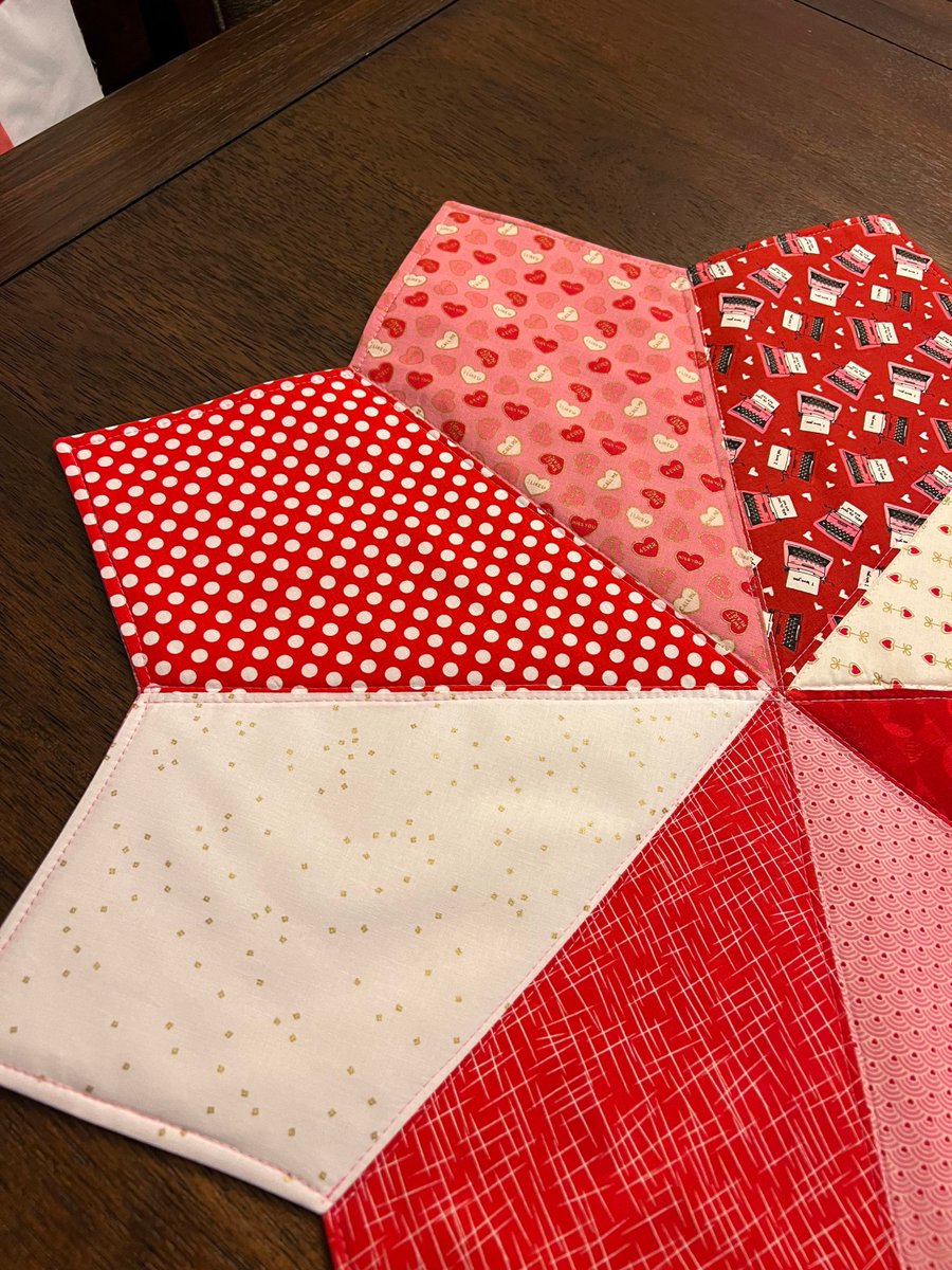 angelhw1956's tweet image. Quilted Valentines Table Topper tuppu.net/4ad028a9 #TeaTimeQuiltsnMore #TableTopper