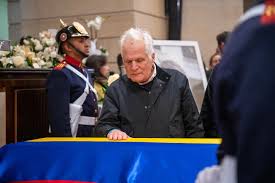 El sr Miguel Uribe londoño será precandidato presidencial del centro democrático, partido político del expresidente Uribe.  El sr londoño es el padre del senador Miguel Uribe Turbay, asesinado en Bogotá.