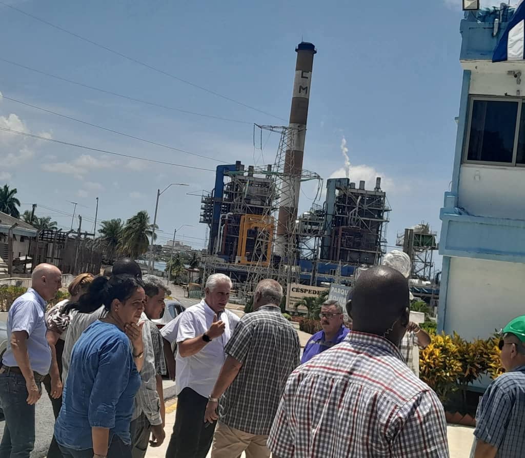 En visita al territorio perlasureño <a href="/DiazCanelB/">Miguel Díaz-Canel Bermúdez</a> recorrió la Cte. Carlos Manuel de Céspedes, en el lugar pudo constatar cuanto empeño ponen los trabajadores para concluir la reparación de la 
Unidad # 4 y el funcionamiento estable de la unidad #3.
#CienfuegosXMásVictorias
#Cuba